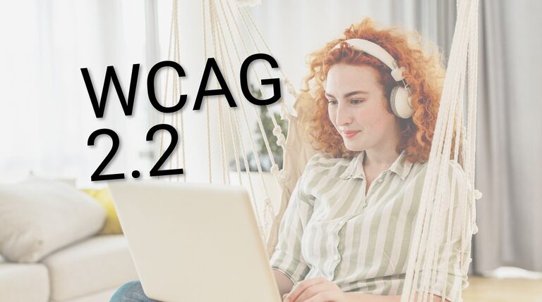 Frau mit Kopfhörern benutzt Laptop, überlagert mit Text 'WCAG 2.2' zur Barrierefreiheit.